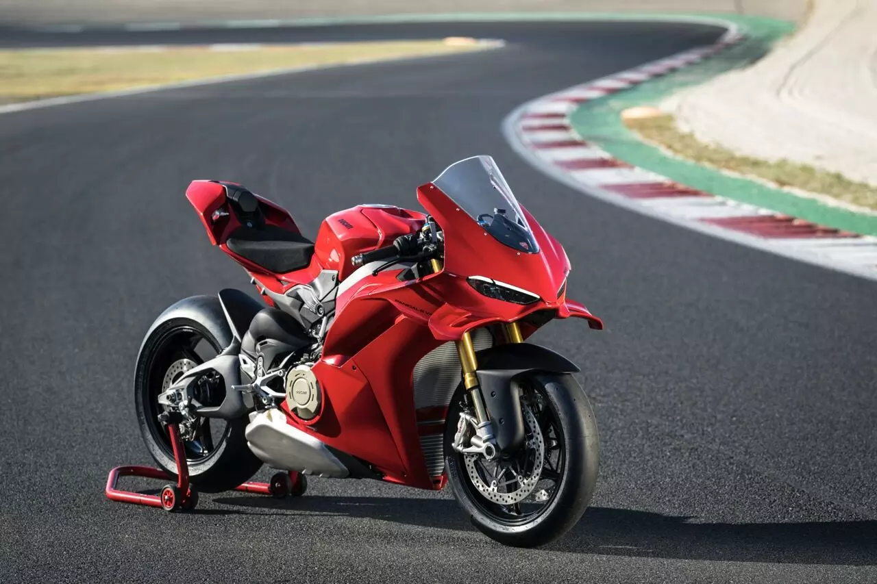 460662-my25ducatipanigalev4s001uc688253high-large.webp