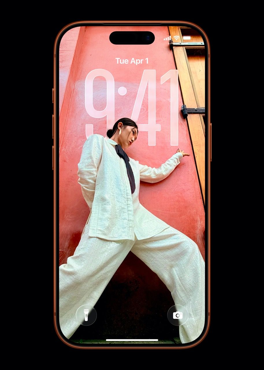 Apple-iPhone-17-Pro-iOS-26-Liquid-Glass-Lock-Screen-250909 Large.jpeg