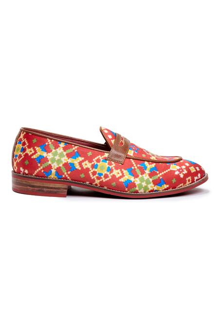 Banjaaran Studio Patola Loafers .jpg