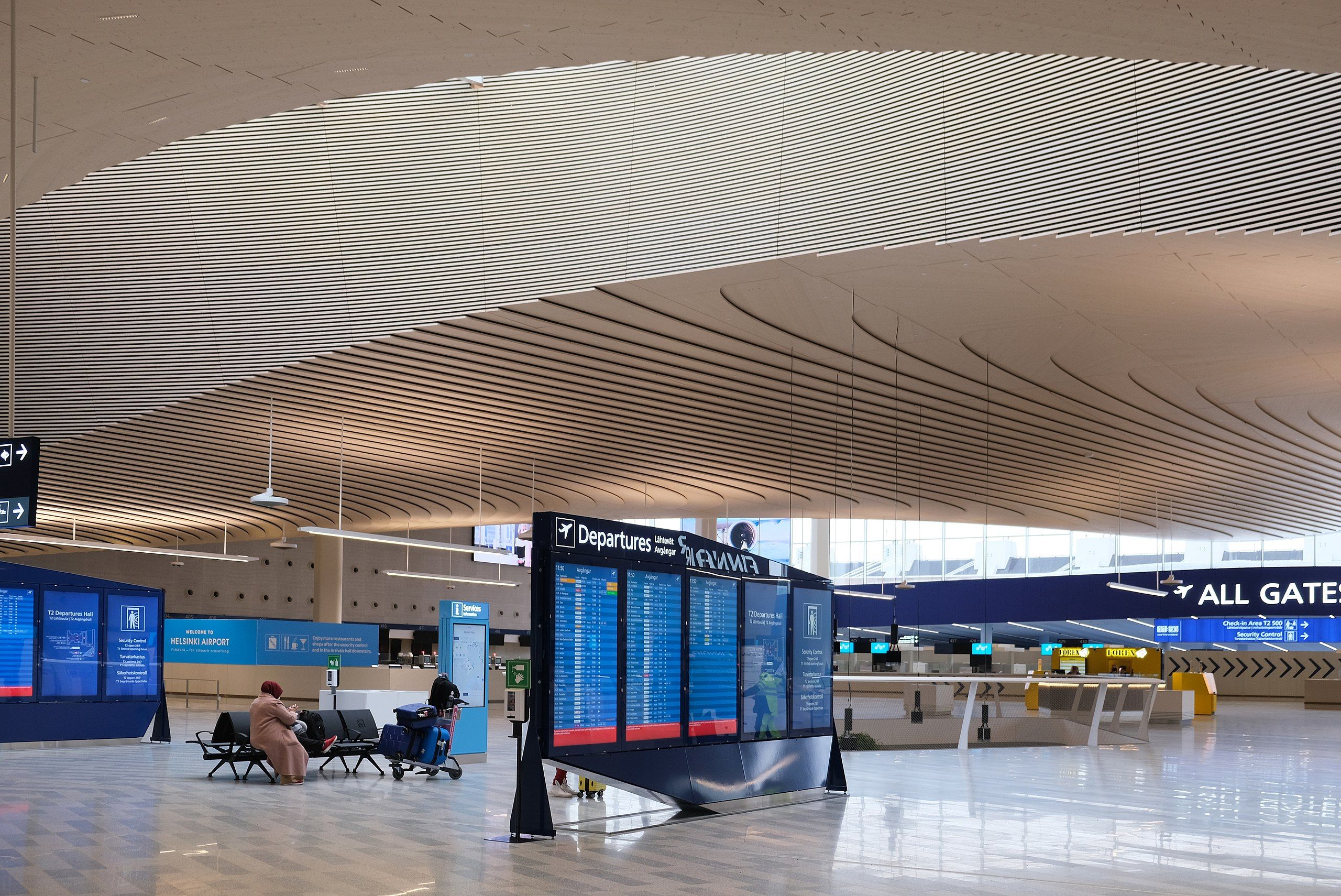Helsinki_airport_departure_hall_2.jpg