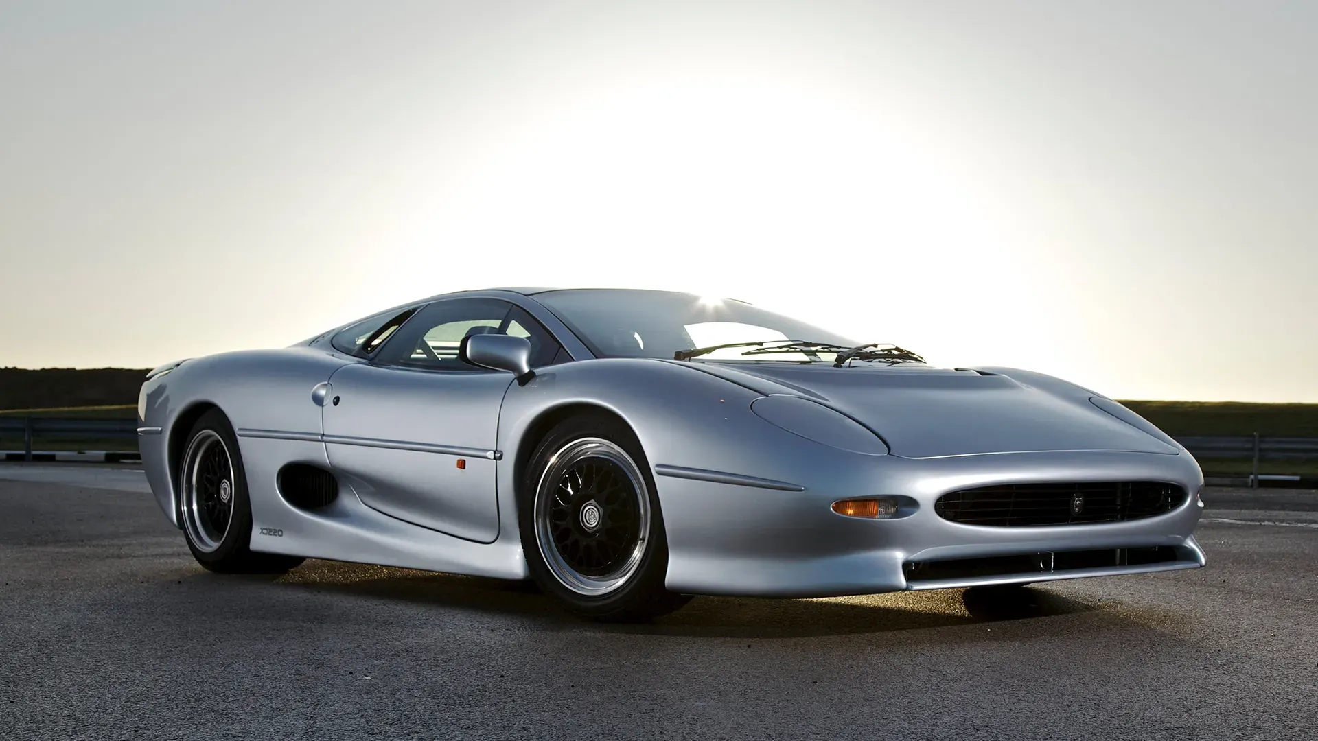 Jaguar XJ220-1.webp