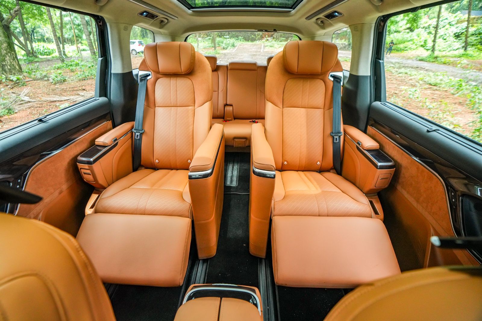 MG M9 first impressions rear seats