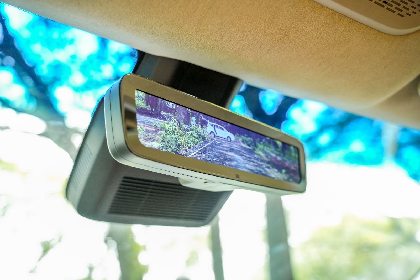 MG M9 first impressions rearview camera