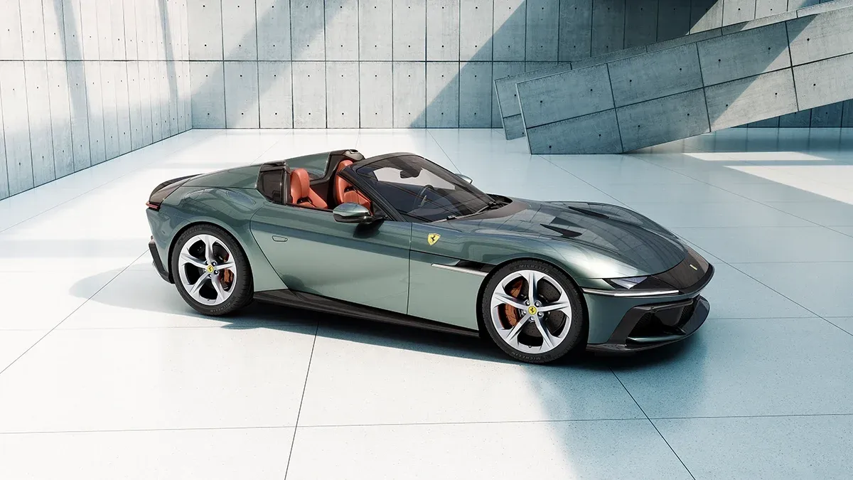 New_Ferrari_V12_ext_01_spider_1ea6bc80-c7f4-4ae3-a0d6-ce6aeb6a97bb.webp