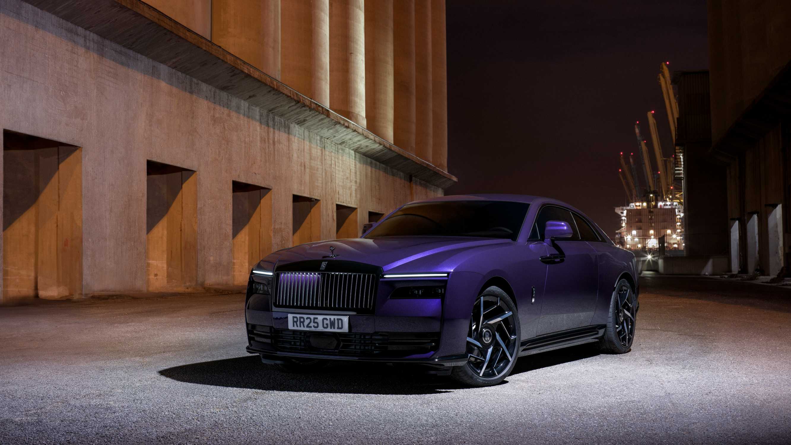 P90587836-rolls-royce-black-badge-spectre-2666px.jpg