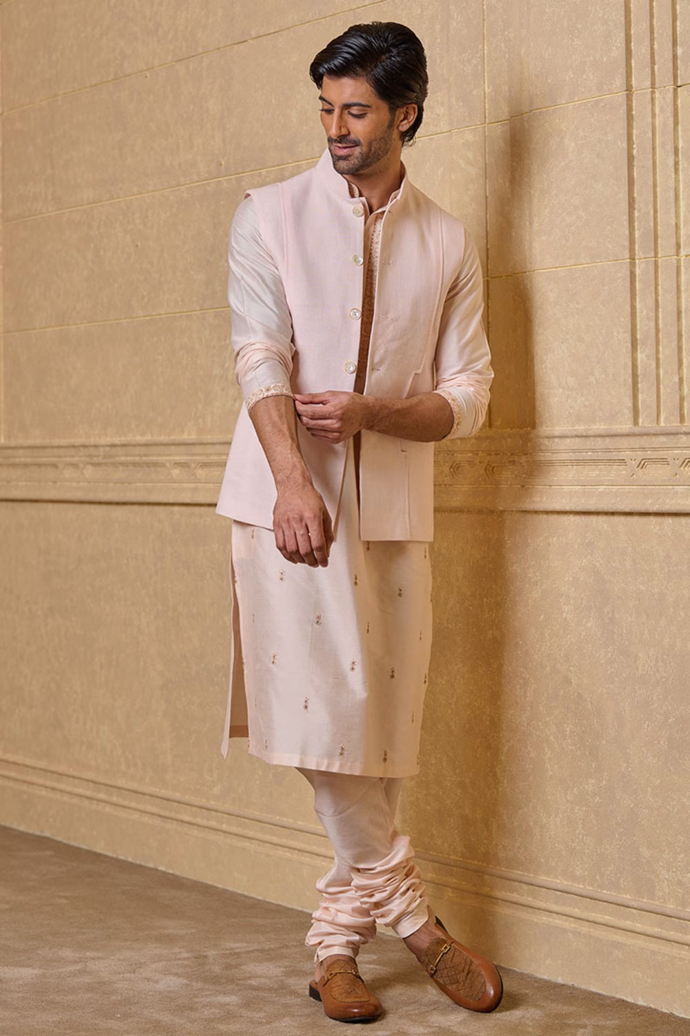 Peach Linen Bundi With Inseam Pocket Detail .avif