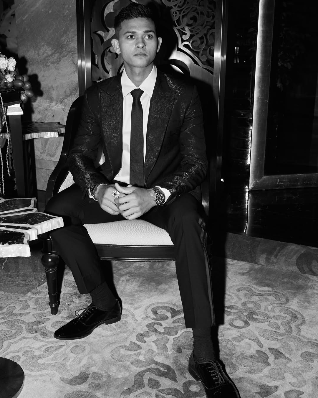 🤵_♂️🖤Styled by @lehandevadhiaa in @sdsbykushalshah Hair & Make-Up by @sanahkewal Photographed .jpg