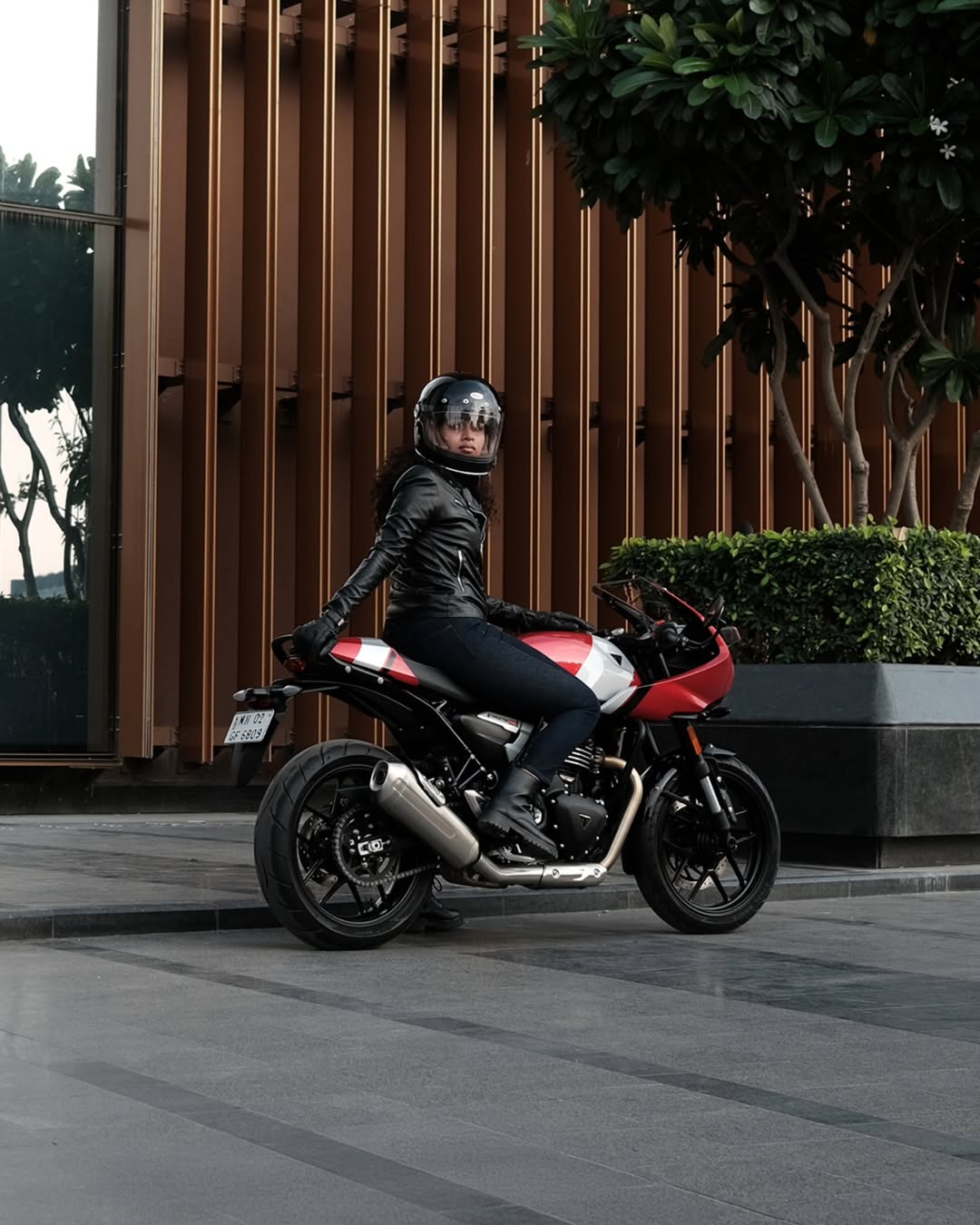 The Triumph Thruxton 400 finally makes an “official” appearance and that too, with a price tag! (1).heic