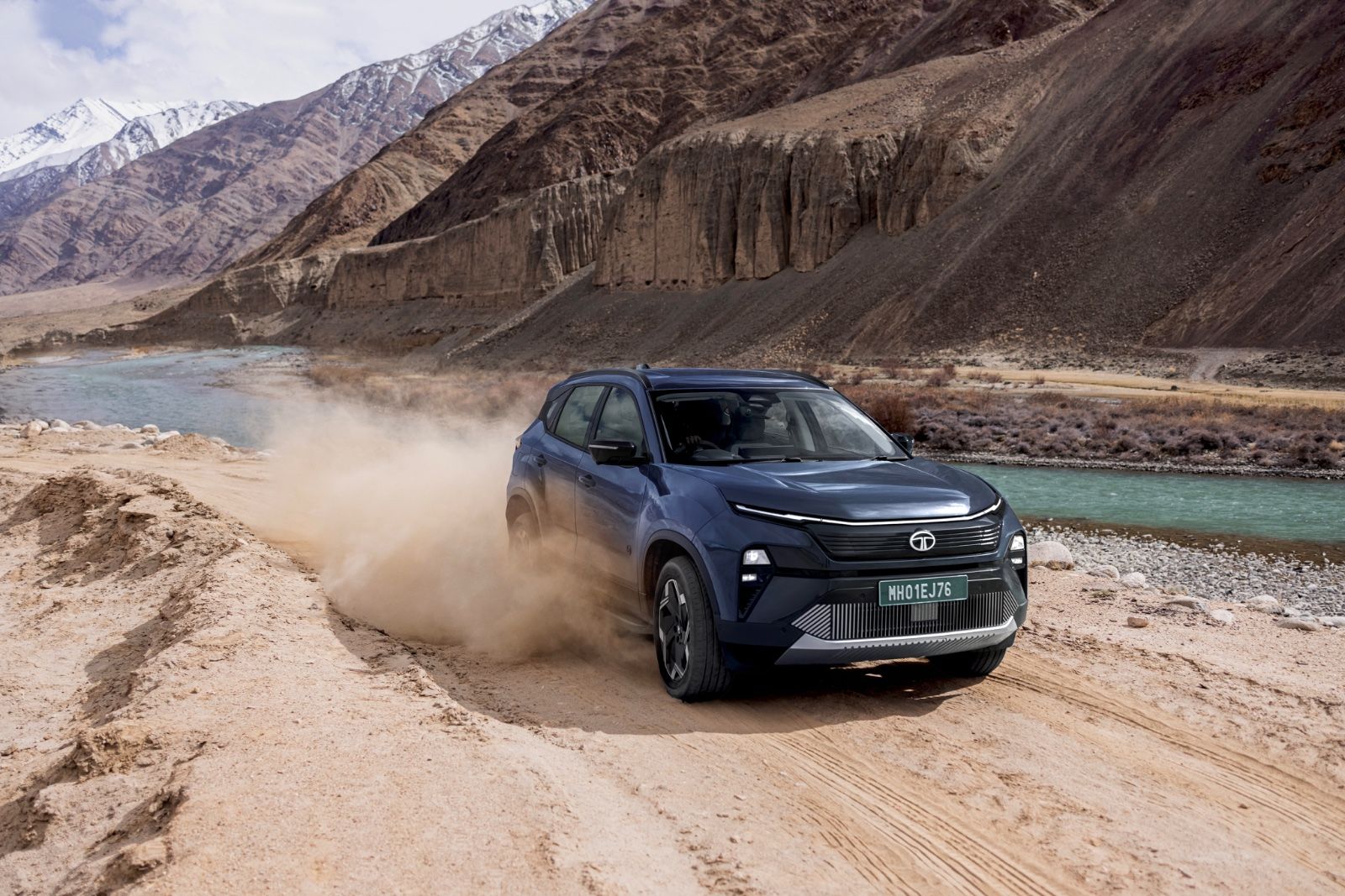 tata harrier ev off-road image