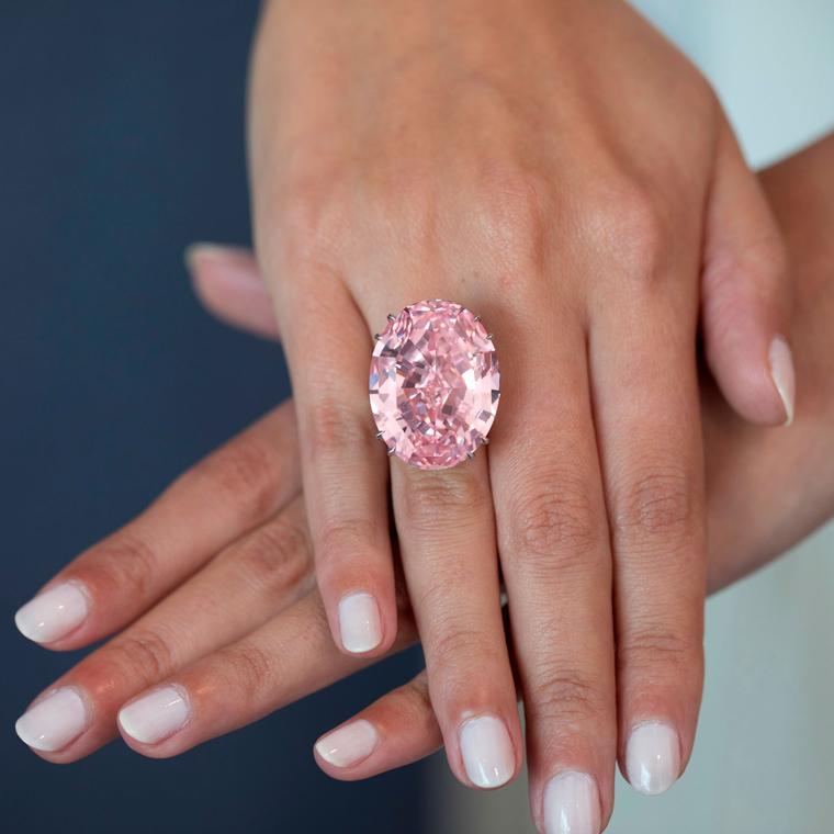 the-pink-star-two-hands.jpg__760x0_q75_crop-scale_subsampling-2_upscale-false.jpg